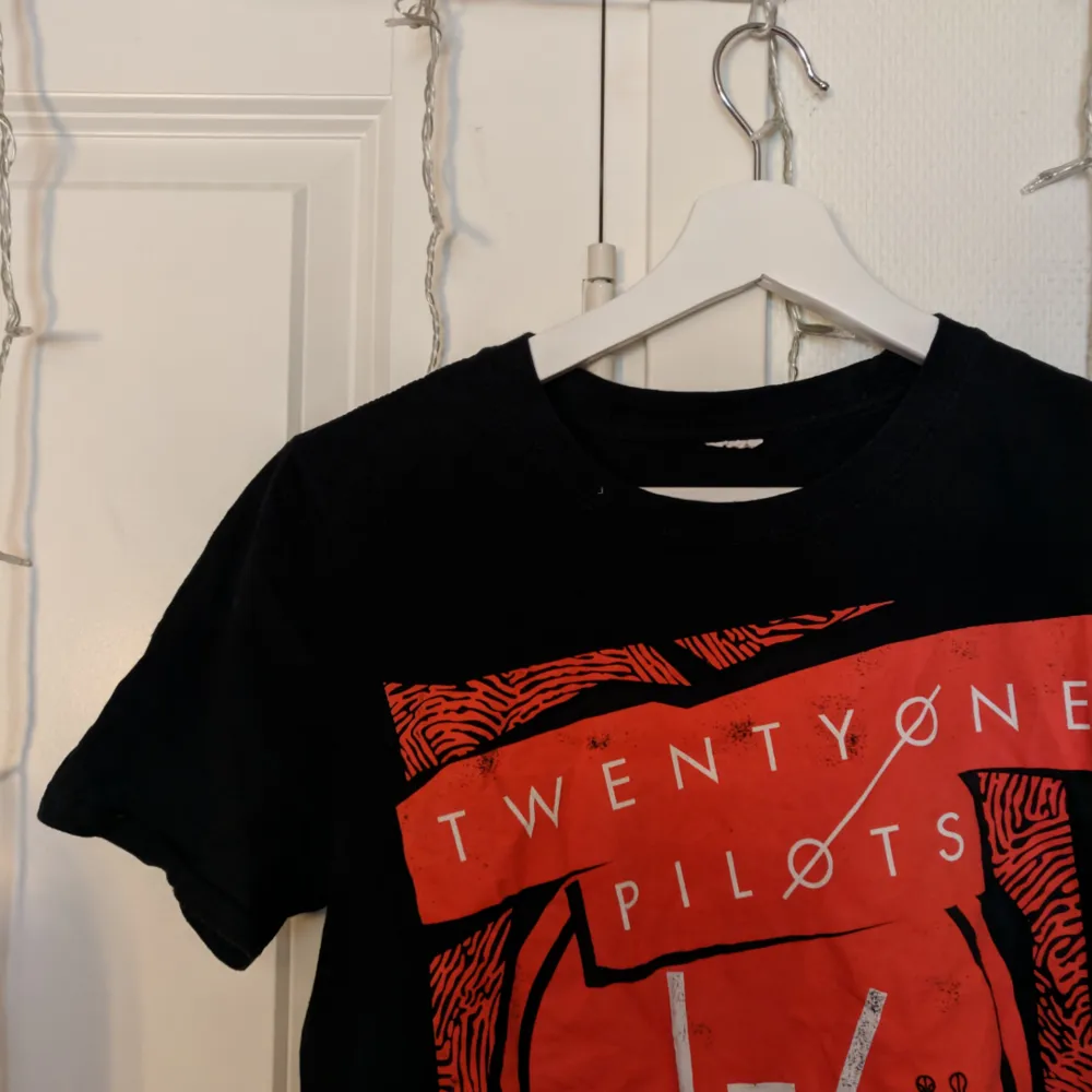 Twenty one Pilots shirt I bought on their 2016 tour in Cologne. Size S and quite true to size. Would sit tight on a M. Free shipping or can meet in Täby :). T-shirts.