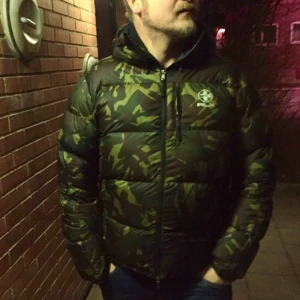  - Ralph Lauren lättvikts dunjacka Stl Xl i fint skick.. enda defekten är ett litet håll som är bra lagat se bild  Pris 1000kr  Finns på Hägerstenåsen  Kan skickas mot frakt 93kr spårbart paket..