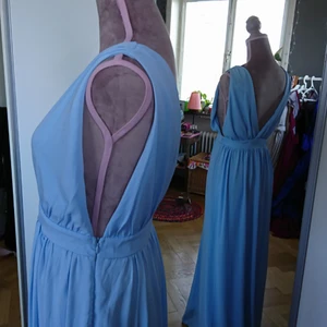  - Superfin balklänning från zack london  Färg: babyblå (ljusblå) Storklek: s Material: chiffong  Har en liten fläck som knappt syns då faller i klänningen skymmer! Annars fint skick. Från rök och djurfritt hem.  Frakt 27kr