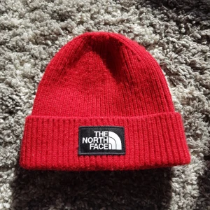  - Röd the north face mössa i skate modell. köpt för ca 3 månader sen men har endast använt MAX 4ggr då jag tyvärr inte passar i rött. Köptes ny för 220kr. Köparen står för frakt