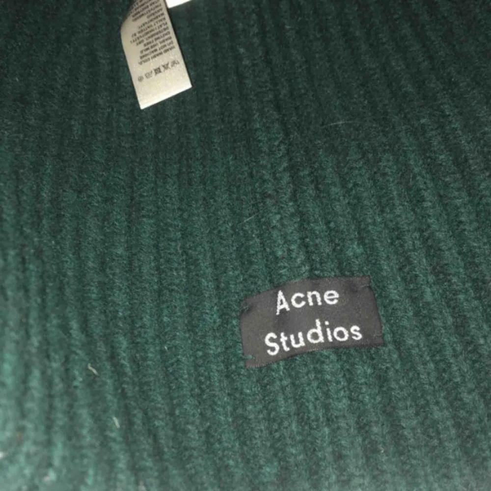 Acne oversized ribbed mössa i mörkgrön färg. Endast använd ett fåtal gånger och skulle säga att den är 9/10. Accessoarer.