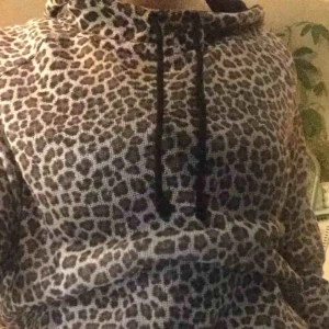  - nättröja i leopardmönster. har luva som går att knyta och så har den band vid magen man kan knyta. skitsnygg. köpte på humana. den har dock ingen lapp så vet inte vilket märke den har.