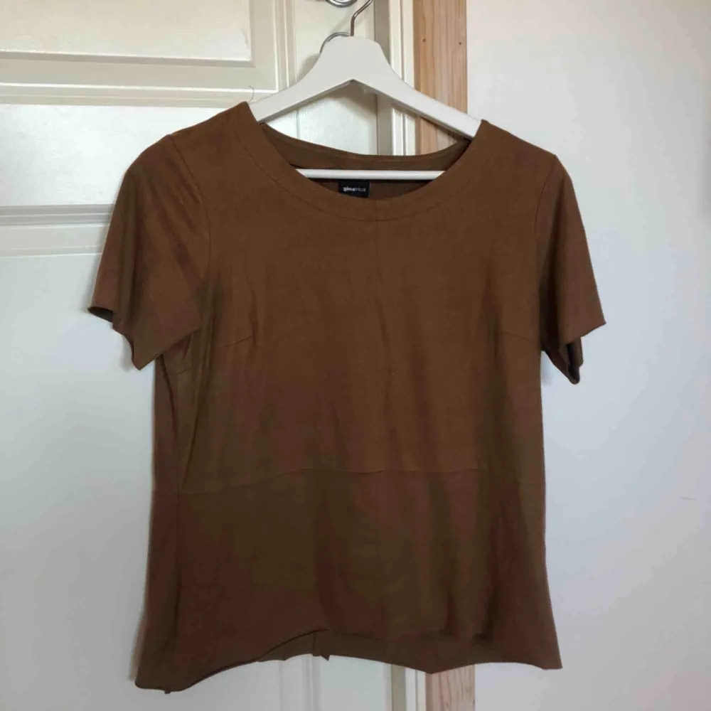 T-shirt från Gina tricot i brunt mockaliknande material, sparsamt använd, skulle säga satt den sitter mer som S än XS. T-shirts.