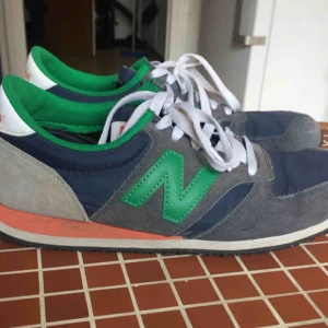  - New balance modell 420, i väldigt bra skick. Stl 41,5 men eftersom de är små i storleken passar de bäst på en stl 40 eller 40,5.  250 inkl frakt :) 