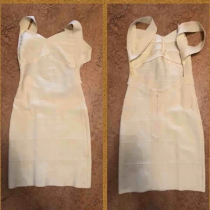  - UNDERBAR KLÄNNING! Köpt från Belle för min studentmottagning. Använd endast en gång så helt perfekt skick! Bilden gör inte rättvisa till den fina creme/gul/champagne färgen! Köparen står för frakten 💛