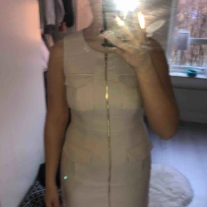  - En smutsrosa klänning med dragkedja som går hela vägen ner + frakt