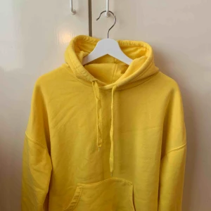  - Gul hoodie från New Yorker