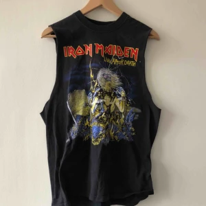  - T-shirt med avklippta armar. Trevligt skick men väl använd. Kan hämtas i Uppsala eller skickas mot fraktkostnad 39 SEK