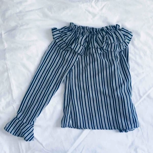  - Det är med sorg i hjärtat som denna skickas vidare! Den finaste tröjan jag skådat! Bara axlar, volanger och ett fint ärmslut! Tyvärr är den för tajt över armarna för att jag ska kunna röra mig bekvämt 