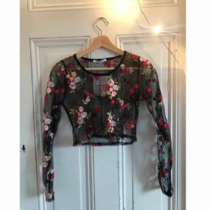  - Superfin broderad meshtröja! Säljer pga för liten för mig, aningen obekväm och kommer inte till användning. Bara provad!💕