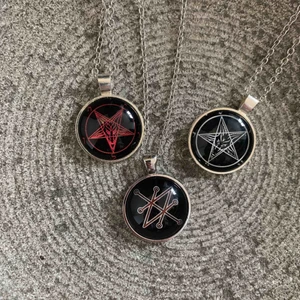  - Sjukt coola halsband med olika motiv med silverfärgad kedja. Om du köper fler kan vi diskutera pris!! Ja, det är Baphomet i egen hög person. Sigillet är Azazel eller Saturnus. En suverän konfirmationspresent, kanske den bästa av alla!