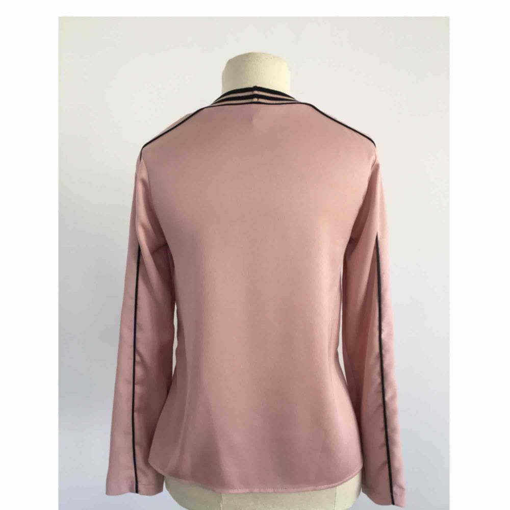 Långärmad topp med dekorativa sömmar. Märke: River Island. Storlek: 32 Skick: Mycket gott. Använd endast en gång. Pris: 150 kronor eller bud. Frakt: Betalas av köparen.. Toppar.