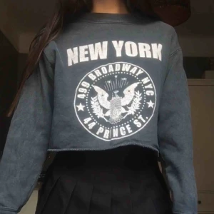  - croppad sweatshirt med tryck på. OBS! fraktar ej, möts upp i stockholm 💓