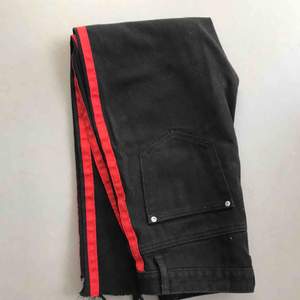 Svarta highwaist jeans med röda ränder, strl 38  Kan mötas upp i Stockholm! 