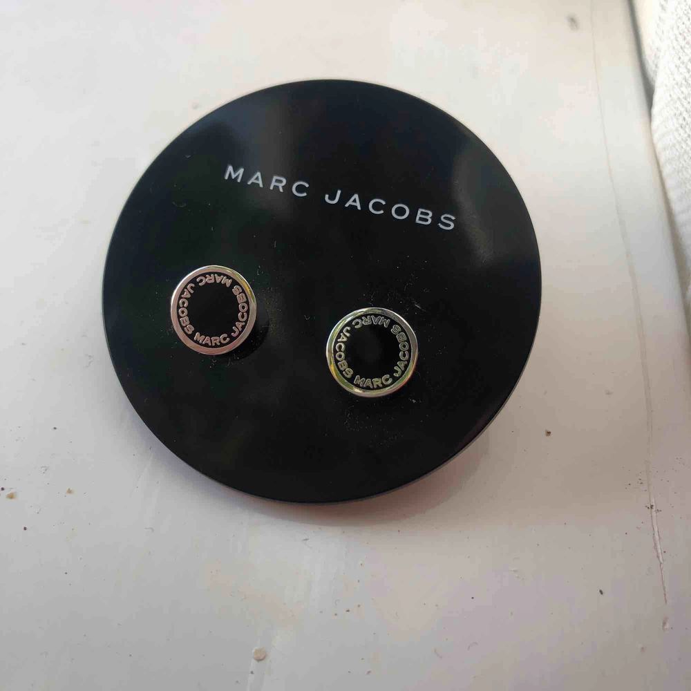 Nya Marc Jacobs örhängen aldrig använda då jag fick de i födelsedags present🥰 ingår liten dustbag . Accessoarer.