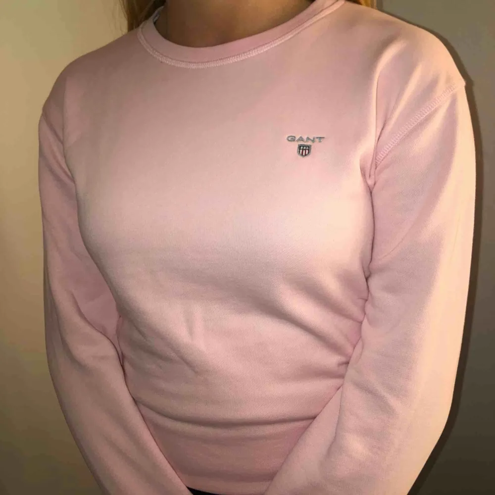 Jättefin, rosa sweatshirt i väldigt mjukt material från Gant. Har aldrig använt pga för liten storlek och ej bytesrätt. . Tröjor & Koftor.
