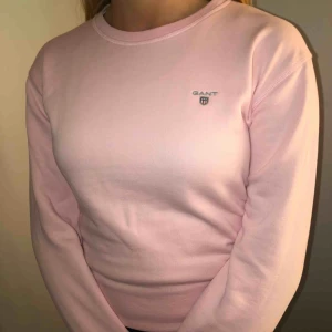  - Jättefin, rosa sweatshirt i väldigt mjukt material från Gant. Har aldrig använt pga för liten storlek och ej bytesrätt. 