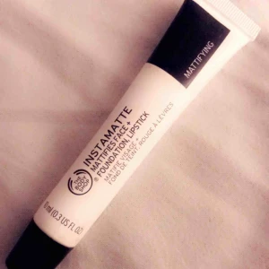  - The bodyshop - instamatte.  En matt kräm/balsam från the bodyshop. Till för att kunna användas över läppstift, foundation eller direkt på huden för att skapa en matt yta. Endast ”swatchad” (testad på handen).  Nypris 195kr.