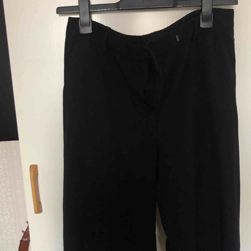 Ett par svarta vida kostymbyxor från Kappahl Kan mötas upp i Stockholm! Annars betalar köparen för frakt ⭐️. Jeans & Byxor.