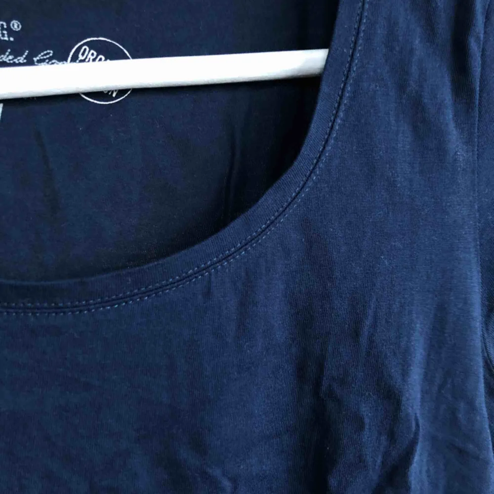 En marinblå t-shirt från H&M (L.O.G.G), aldrig använd. Storlek S.. T-shirts.