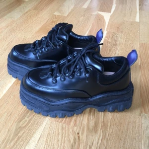  - Säljer mina älskade Eytys Angel i svart läder, storlek 36. Använda max 3 gånger, som nya i skicket! Kommer med kartong och dustbag. Normala i storleken. Nypris: 2800 kr 