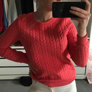  - En college tröja i korallfärg från Gant. Använd några gången, storlek S.   Köparen står för frakten, endast swish <3