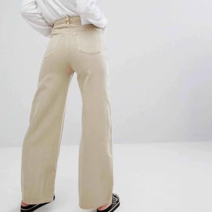  - Weekday Ace jeans i beige färg, använda fåtal gånger 