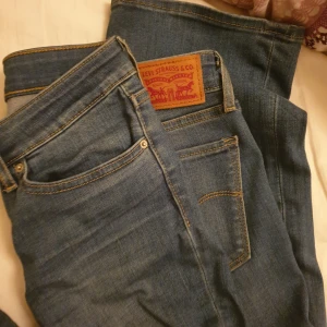  - Snygga byxor från Levi's med bootcut. Mycket fint skick. Pris kan diskuteras. 
