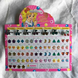  - 90-tals nostalgi!  Ringar och klistermärken öronhängen.  Ringarna är hyfsat ställbara/justerbara, men skulle rekommendera att man har någorlunda smala fingra för att de ska passa bäst.  Möts upp i Växjö eller fraktar (köparen stå för frakten)