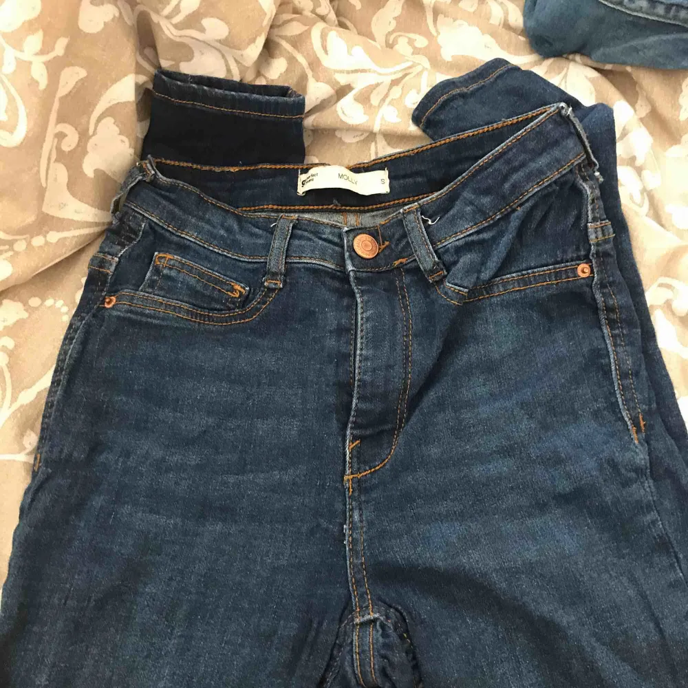 Molly jeans från gina tricot, knappt använda. Kan frakta men då står köparen för frakten!😊 Frakt:50kr. Jeans & Byxor.