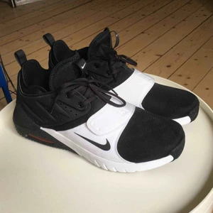  - Nike Air Max Trainer 1, använda 1 gång, frakt ingår, säljs pga att jag inte tycker om dem. 
