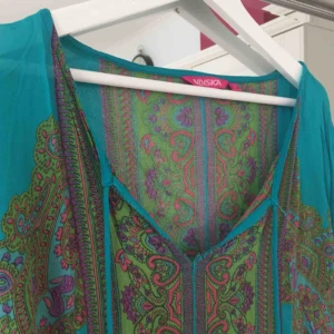  - Säljer nu min favorit tunika från indiskan. SÅ snygg men den har gjort sitt i min garderob så den letar nu efter en ny ägare. Frakt tillkommer🌸