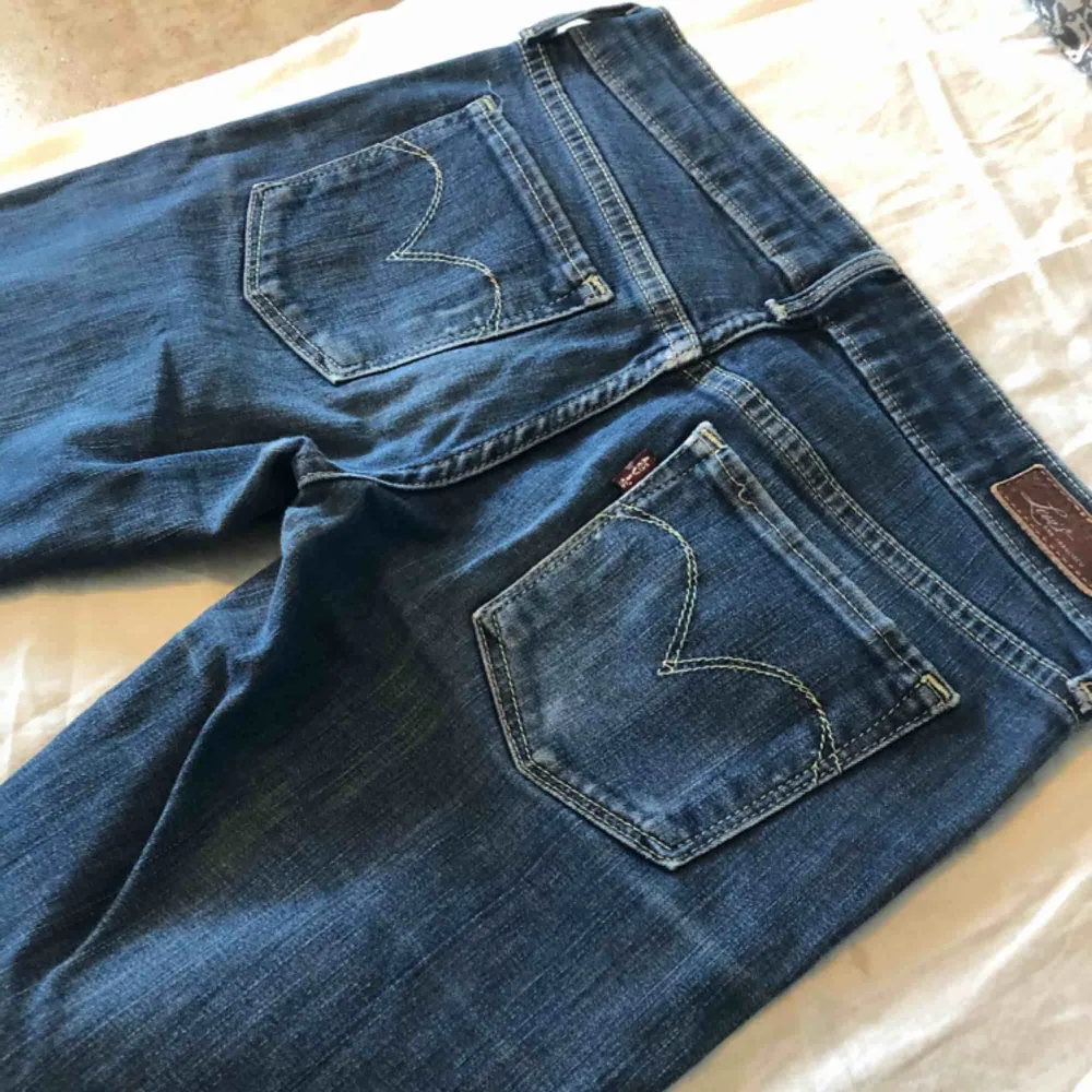 Vintage Levi’s jeans i superfint skick, straight modell, liten i storleken, hör av er vid eventuella frågor!. Jeans & Byxor.