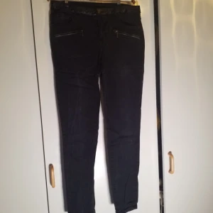  - Byxor med fejkskinndetaljer