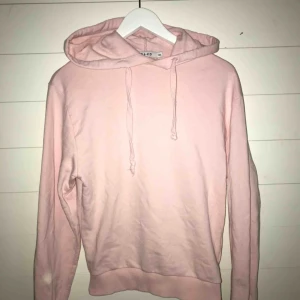  - Rosa hoodie från nakd, snappat använd, storlek XS 