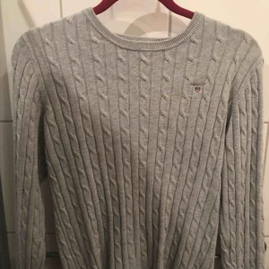  - Kabelstickad grå gant tröja Använd kanske 5-10 gånger och är i gott skick