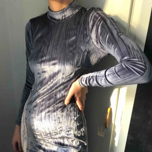  - Jättefin grå/blå klänning i velvet från Nelly. Bara använd en gång och i fint skick. Kan skicka mer bilder om det önskas. Köparen står för frakt. 