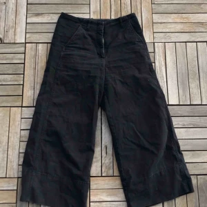  - Supersköna culotte-byxor från Weekday! Ser lite för mörka ut på bilderna, är mörkblåa i verkligheten. Har varit favoriter i garderoben men är tyvärr för små, använda men i gott skick. Kan mötas i Göteborg eller köpare står för frakt  