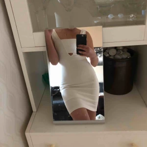  - Perfekt skolavslutningsklänning, använd vid 2 tillfällen (skolavslutning & skolavslutning), den sitter helt klart som en xs men kan användas av någon med M men keep in mind den är väldigt tight✨🦋 frakt tillkommer på 40kr 