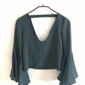  - Grön topp från zara med superfina vida ärmar. Väldigt sparsamt använd. Jättefint skick! Stl xs