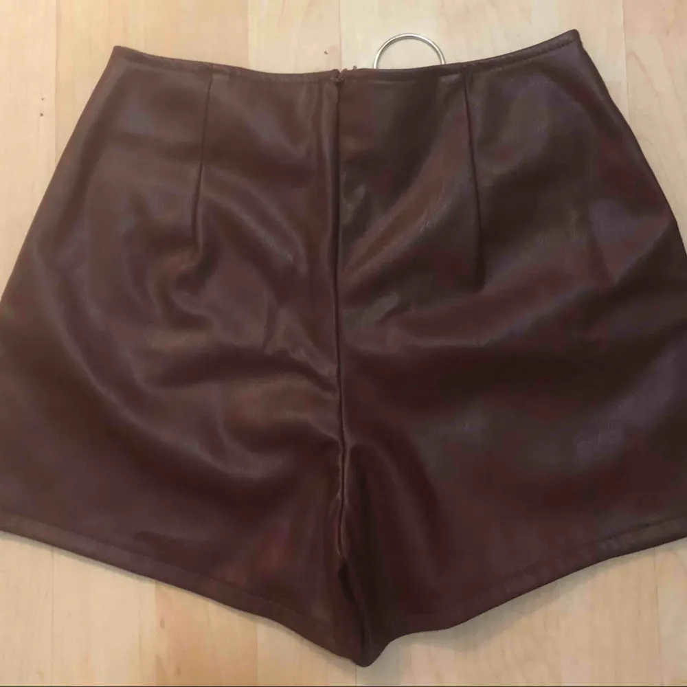 Maroon leather skirt/shorts . Kjolar.