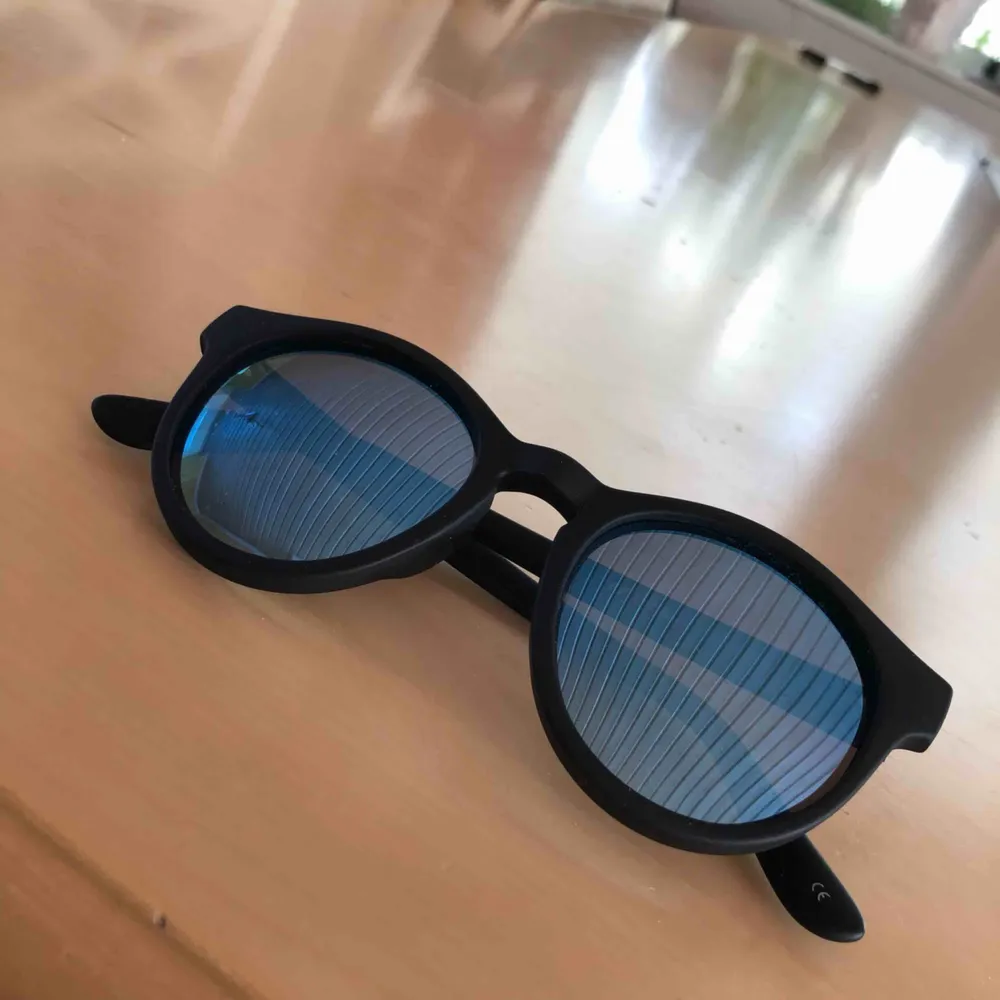 Fett snygga solglasögon från Le Specs! Säljer dom pga att dom aldrig har kommit till användning.  Inköpa för 599kr men säljer dom för 100kr + 30kr frakt. Accessoarer.