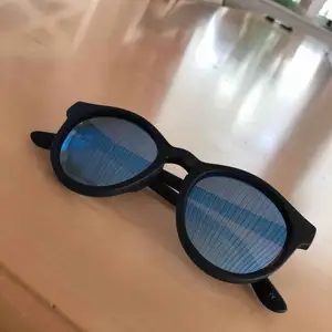 Fett snygga solglasögon från Le Specs! Säljer dom pga att dom aldrig har kommit till användning.  Inköpa för 599kr men säljer dom för 100kr + 30kr frakt