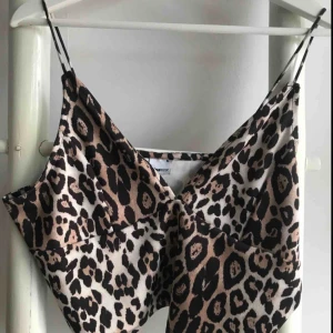  - Ett urringat linne från gina i leopardmönster. Kan mötas i Uppsala eller så står köpare för frakt!