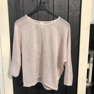  - Snygg nättröja som är perfekt till sommaren! Sparsamt använd. 