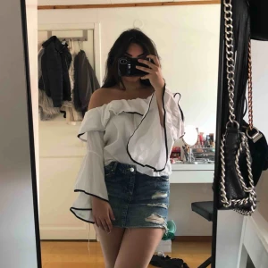  - Super fiiiin off shoulder blus från Zara, en favorit i garderoben, perfekt skick utan några fel, frakt tillkommer