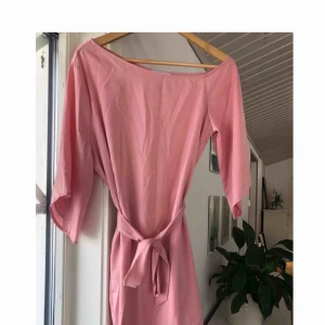  - Rosa klänning från Hannalicious x NA-KD. Använd en gång, nypris 399kr!