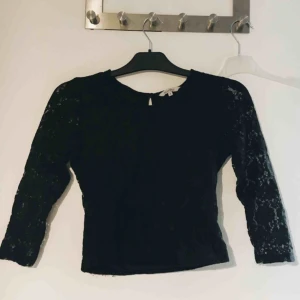  - Fin spets croptop! Bara ärmarna som är see through.🌿 I bra skick!  Möts upp i Växjö eller fraktar. 