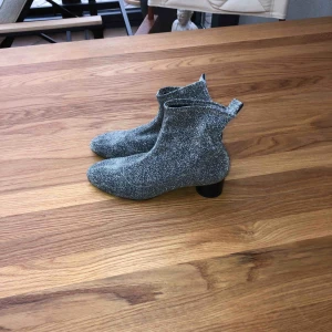  - Tyg boots från Zara Köpta i höstas,använda men fina!  Normal stl 39 Pris inkluderar frakt! 
