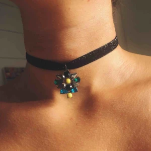  - Jättefin choker med svart glittrigt band och hänge med olikfärgade smyckesstenar. ♥️ Betalning via Swish. Möts upp i Gävle/Uppsala, annars står köparen för frakt (+11 kr).